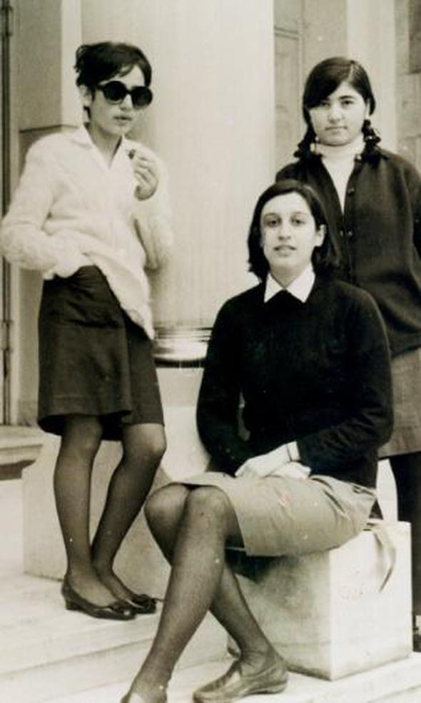 Pop mziimizin &#8216;Minik Sere&#8217;si Sezen Aksu, lise yllarnda arkadalaryla birlikte... Gzlerinde siyah gzlkleri ve eli cebinde. Aklnda ise dersler deil, mzik var. Aksu&#8217;nun zmir&#8217;deki belediye otobslerinde bara ara arklar syledii yllar.