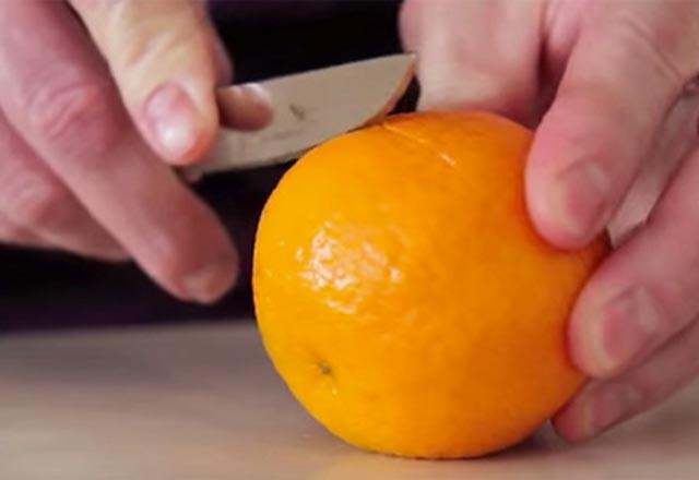 Birazdan vereceimiz admlar bir bir uyguladktan sonra  grdklerinizie inanmayacaksnz.  Youtubeta izlenme rekorlar kran ve mandalinayla bir mucize yaratan bu kiinin yaptklarn sizler iin adm adm akladk.   <br>  te mandalinann ierisine zeytinya dktnzde olanlar...  <br>    1. Adm:  Mandalinann kabuuna biak yardmyla ortadan ikiye ayoracak ekilde bir kesik atn.