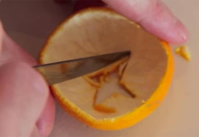 4. adm:  <br>  imdi de mandalina kabuunun dier yarsn kullanacaz. bu kabuun tepe ksmn yldz ekli verecek ekilde bakla kesin.