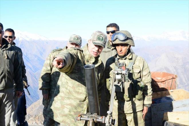 Mteakiben Yksekova ehir merkezine giden Orgeneral Akar ve beraberindeki heyet, ar esnaf ile bir araya gelerek vatandalarla sohbet etmitir. Orgeneral Akar, Yksekova Kaymakam Sayn Mahmut Kak'ya da bir ziyaret gerekletirmitir."