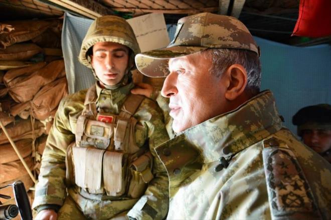 Burada personel ile akam yemei yiyen Orgeneral Akar ve beraberindeki heyet, geceyi Dalca&#8217;da kahraman askerlerimizle beraber geirmitir.