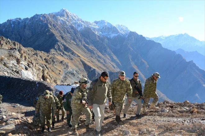 "Orgeneral Akar, 05 Kasm 2017 tarihinde Yksekova krsalnda bulunan Oramar Tepe, kiyaka Dalar Gllerba ve Kalana Tepe s blgelerinde inceleme ve denetlemelerde bulunmu, kahraman komandolar ve gvenlik korucular ile bir araya gelmitir.