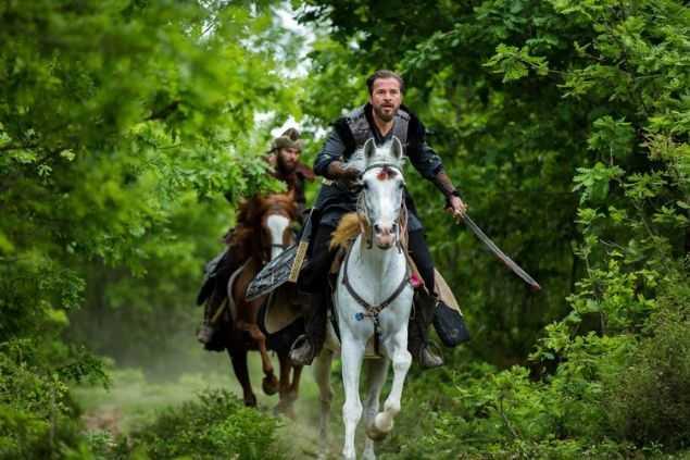 K BYK SET HER ANLAMDA OK CDD BR YATIRIM<br>    - yle. Ama ok iyi bir ekip kurduk. Emeini veren herkesin paras bizde vaktinde deniyor. Normalde ekiple senaryoyu yazyoruz. Sonra herkese senaryoyu okutuyorum.