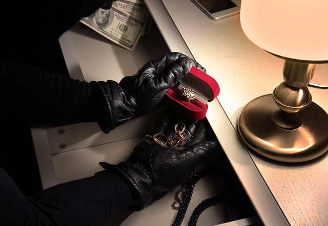 ncelikle kap kolunuzun girebilecei bir cam bardaa ihtiyacnz var. Barda kap koluna dikkatlice tutturun.