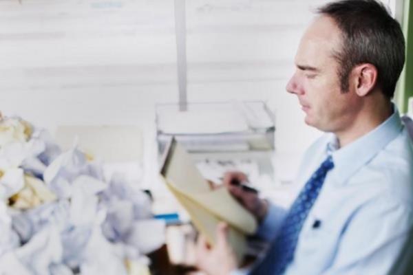 <p><b>7. Gazete muhabiri</b></p> Muhabirliin cazip bir meslek olduu dnlse de iin asl hi de grnd gibi deil. Muhabirler haberleri yetitirme stresi altnda ve rekabet ortamnda almak zorunda. ten karmalarn artt bir dnemde muhabirler, yeterliliklerini ispatlamak iin urayor.