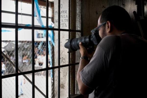 <p><b>6. Foto muhabir</b></p> Hayatlarn "an" yakalamaya adayan foto muhabirler bazen ate hattnda, bazen de afetlerin ortasnda almak zorunda.