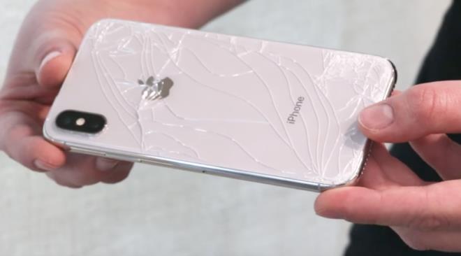 iPhone X'in ekran ve paralar ok daha pahal ve dier modellere gre deitirilmesi ok daha zor.