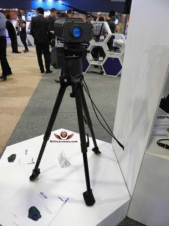 GZ-SW tehditlerin uzak mesafelerden tespiti, tanmlanmas ve tehis edilebilmesi amac ile gelitirilmi, gnmzn en modern teknolojisine sahip SWIR, 0,9-1,7 mm aralnda alan 3&#8217;nc nesil bir termal grntleme sistemi olarak biliniyor.