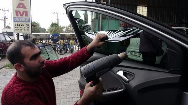 Trafik cezalaryla kar karya kalmamak iin oto camclara akn eden ara sahipleri, modeline gre aralarnn camndaki filmleri 50 ile 100 lira aras cret deyerek sktryor.