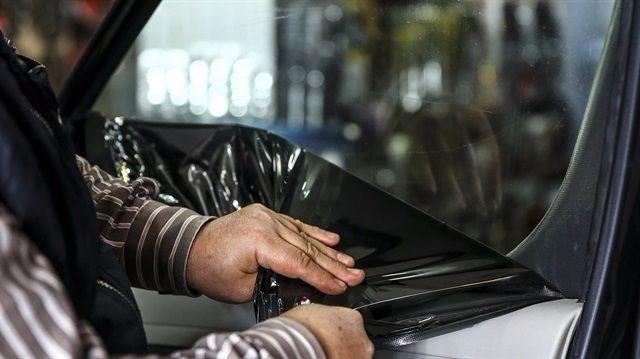 Buna gre, daha nce &#8216;Hafif Kusur&#8217; olarak deerlendirilen ara cam filmleri ve sonradan boyanan camlar yeni dzenleme ile &#8216;Ar Kusur&#8217; saylacak. Bu aralar, ara muayenesinden geemeyecek. Cam filmi ve sonradan boyanm cam bulunan ara sahiplerinin, aralarn orjinal haline getirerek muayeneye gitmeleri gerekiyor.