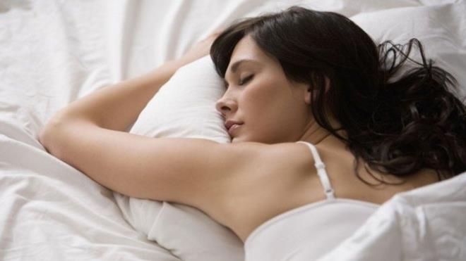 Hereyin ba salkl bir uyku    Baklk sistemi, ortalama 7 saat kadar kesintisiz uykuya ihtiya duyuyor. Biyolojik saate bal hormonlarmza uymas iin gece 11:00'den ge yatlmamas hep ayn saatte yatlmaya allmas gerekiyor; (11:00-01:00 aras safra kesesinden salglanan toksinler, uyanksanz karaciere geri emilebilir). Ayrca yatmadan 2 saat nce sv almnn kesilmesi ve yatmadan hemen nce idrara klmas uykunun blnmesini engelliyor.