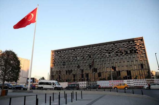 Yeni AKM 2019 ylnn ilk diliminde hizmete girecek. Mimari adan estetik bir grntsyle dikkat eken yeni AKM'nin tantm treni Hali Kongre Merkezi'nde yapld. Cumhurbakan Erdoan'n konutuu trende, sanatlar Orhan Gencabay, Ajda Pekkan ile modac Cemil peki yer ald.