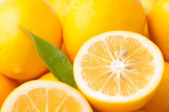 CLDNZ TEMZLER<br>    Limon suyu antioksidanlarda yksek olduu iin Vitamin C, lekeleri ve krklklar azaltmaya yardmc olur. Limonlarn genel detoks nitelii cildin dzgn olmasna katkda bulunur.