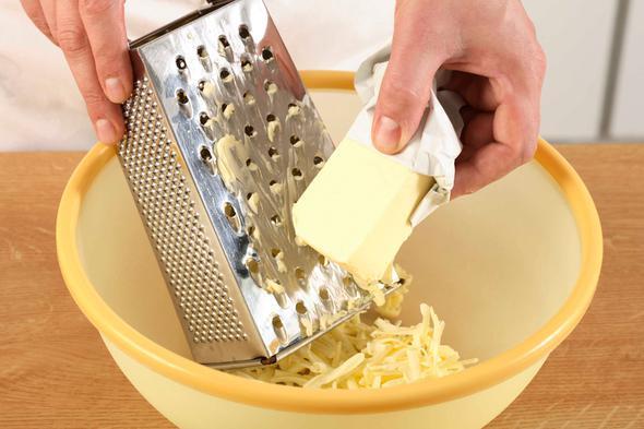 Hamuri�i yaparken tereya��n� k�p k�p do�ray�p kullanmak yerine, rendelemeyi deneyin. Kab�n i�inde daha e�it da��laca��ndan kar��t�rma s�resi k�sal�r. Bu da gl�ten olu�umunu engeller ve hamur i�lerinizin daha puf puf olmas�n� sa�lar.