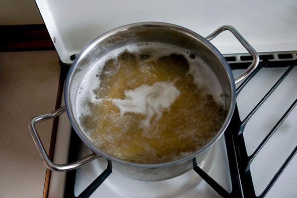 Makarna ha�lama suyuna ya� koymay�n, tuz yeterlidir. S�zd�kten sonra da sak�n y�kamay�n. �zerindeki ni�asta molek�lleri sosun makarnan�za yap��mas�n� kolayla�t�racakt�r.