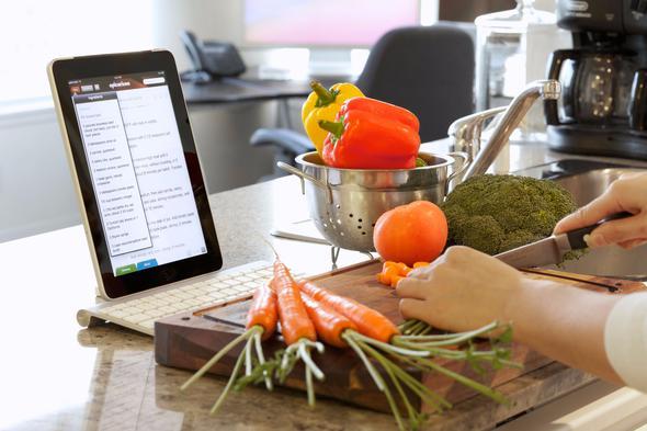 �nternette g�r�p be�endi�iniz bir yemek tarifi varsa, alttaki yorumlar k�sm�na mutlaka g�z at�n. Muhtemelen sizin gibi birileri tarifi daha kolay ve lezzetli hale getirmek i�in birka� ufak ipucu �nerisini yorumlar k�sm�na yazm��t�r.