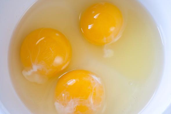 Yumurtalar�n�z� asla mikrodalgada pi�irmeyin. Lastik gibi bir �ey elde edersiniz.