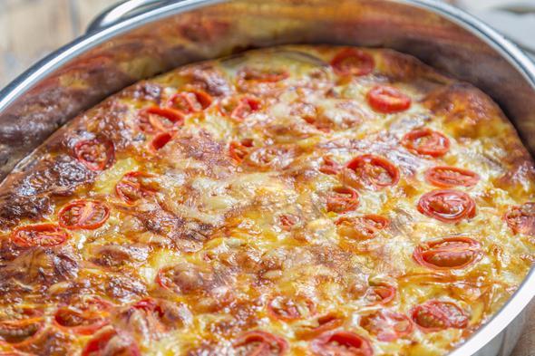 Omlet yaparken i�indeki malzemeleri yumurtayla kar��t�rmadan �nce ayr� bir tavada pi�irin. B�ylece peynir, sebze, et gibi malzemelerin suyunu iyice buharla�t�rm�� ve omletinizi ak��kanl�ktan kurtarm�� olursunuz.