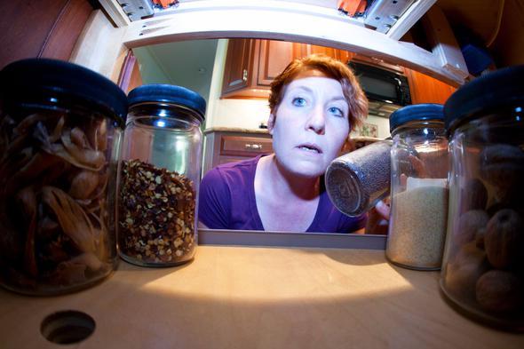 Tuzdan ve baharattan korkmay�n. Yemekleri be�enilen insanlar genellikle bol bol baharat ve ot kullan�rlar. Sar�msak, biberiye, kimyon fark etmez. Baharat dolab�n�z en iyi dostunuzdur.