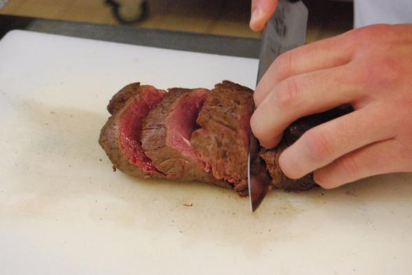 Eti yemeden �nce biraz dinlenmesine izin verin. S�cakken dilimlenen etin b�t�n suyu akar gider. Kupkuru bir et par�as�yla ba� ba�a kal�rs�n�z.