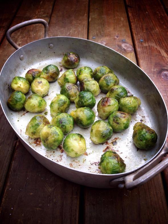 Br�ksel lahanas�n� ha�lamay�n, soteleyin. Ha�lanm�� Br�ksel lahanas�n�n kokusu ��kar ve dokusu yap�� yap�� olur. Onun yerine lahanalar�n�z� ortadan ikiye b�l�p zeytinya�� ve sar�msakla soteleyin.