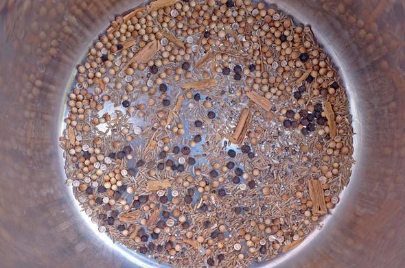 Kimyon, ki�ni� gibi baharatlar� tohum halinde kullanacaksan�z, aromalar�n�n daha kuvvetli olmas� i�in �nce tavada biraz kavurun.