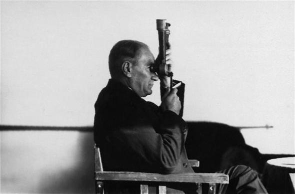 Foto�raflar�n yan� s�ra Atat�rk'�n 57 y�l s�ren ya�am�na ili�kin baz� belgeler de payla��ld�. Atat�rk'�n, ordunun, Sakaryan�n do�usuna �ekilmesi emri ile Tekalif-i Milliye Emirleri'ni i�eren belgelerin yan� s�ra Atat�rk'�n, Sakarya Meydan Muharebesi sonras�nda TBMM taraf�ndan kendisine verilen "Mare�al" r�tbesi ve 'Gazi' unvan� dolay�s�yla 19 Eyl�l 1921'de TBMM'de yapt��� te�ekk�r konu�mas� da payla��lan belgeler aras�nda yer ald�.