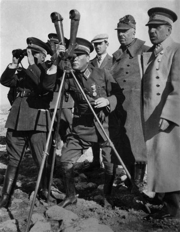 Osmanl� Mebusan Meclisinde, 28 Ocak 1920'de 121 mebusun imzalad��� Misak� Milli Belgesi, Atat�rk'�n, 1 Eyl�l 1922'de Dumlup�nar'da orduya hitaben yazd��� "Ordular, ilk hedefiniz Akdeniz'dir. �leri" emrinin Bat� Cephesi birliklerine yay�mlanmas�na ili�kin yaz�s� ile Anadolu Ajans�'n�n kurulu�uyla ilgili tamim de payla��ld�.