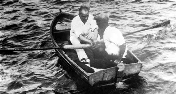 “Atat�rk'�n hastal��� ilk olarak 1938 Ocak ay�nda Yalova'da belirti verdi. Kanamalar ve ka��nt�lar ba�lad�.”