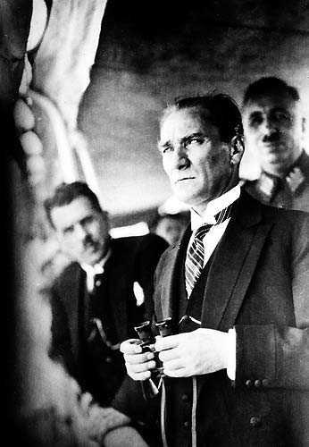 “Atat�rk her �eye ra�men program�n� aksatm�yor. Hatta hastayken Mersin seyahatinde askeri birlikleri bile denetliyor.”