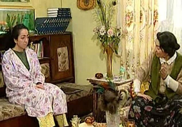 7- Sdka<p>    90'larn unutulmaz Trk komedi dizisi 'Sdka', Atilla Atalay'n yaratt karakter zerine ekilmiti. 1997 ylnda ilk blmyle karmza kan dizide stanbul'un bir kenar mahallesinde yaayan Sinoplu Saka ailesinin evine konuk oluyorduk. Ailesinden tr ev kz olarak yaamn srdren ama bir yandan da kitap okuyan, kendi kendisini eitmi Sdka Saka karakterine Hasibe Eren hayat vermiti.  <p>            Dizi 2001 ylnda bir kez daha ekilmi ancak ksa bir zaman sonra tekrar yayndan kaldrlmt. 2011 ylnda ise dizi oyuncular, yapmc irket ile birlikte dizinin tekrar blmlerini yaynlayan televizyon kanallarna telif hakk davas am ve telif haklarn almay baarmt. Dizide Fsun Demirel, Ali Erkazan ve Hakan Tanfer'i de Saka ailesinin dier yeleri olarak izlemitik.