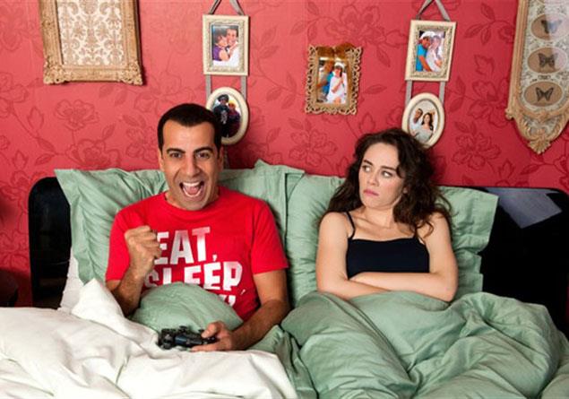 10- 1 Erkek 1 Kadn<p>    1997'de Kanada'da Franszca olarak yaynlanmaya balayan 'Un gars, une fille' Trkiye'de 2008 ylnda yaynlanmaya balamt. '1 Erkek 1 Kadn' olarak yoluna devam eden dizi birka kanal daha dolandktan ve isim deiikliine gittikten sonra son olarak 2015 ylnda yaynlanmt.  <p>            Dizi Zeynep ve Ozan karakterleri zerinden kadn-erkek farkna esprili bir dille yaklam, zeki esprilerle takdir toplamay baarmt. Demet Evgar ve Emre Karayel'in doal oyunculuklar da dizinin unutulmazlar arasna girmesini salamt.