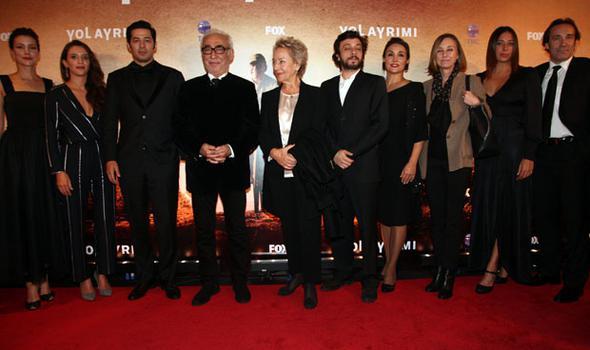 Filmi izlemeye gelenler aras�nda Ara G�ler, Haldun Dormen, Cem Y�lmaz, Ozan G�ven, Zafer Alg�z, Ahu Ya�tu, Mahsun K�rm�z�g�l, Cihat Tamer, Murat Evgin ile “Meryem” dizisinin oyuncular�ndan Furkan And��, Ay�a Ay�in Turan, Kenan Acar, Serenay Akta�, Serhan Onat, Bestemsu �zdemir, Sema �zt�rk ve Ayten Uncuo�lu da vard�.