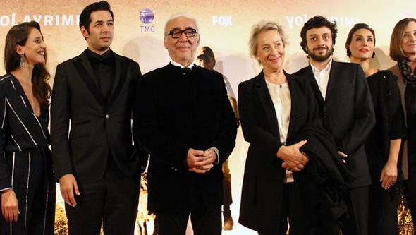 Usta y�netmen Yavuz Turgul’un yaz�p y�netti�i, ba�rol�n� de “E�k�ya”, “Muhsin Bey” ve “Av Mevsimi” gibi pek �ok filmde birlikte �al��t��� �ener �en’e emanet etti�i “Yol Ayr�m�” filmi, 10 Kas�m’da seyirciyle bulu�uyor.