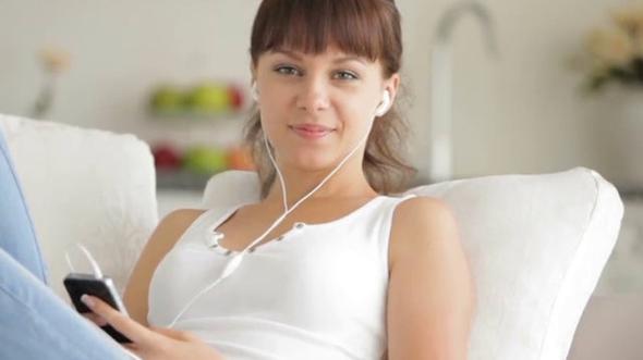 Kulakl�klar �o�u durumda kula��m�z�n �ekli y�z�nden k���k bir hareketten sonra d��ebiliyor. Bu s�kl�kla ya�anan problemin basit bir ��z�m� var.