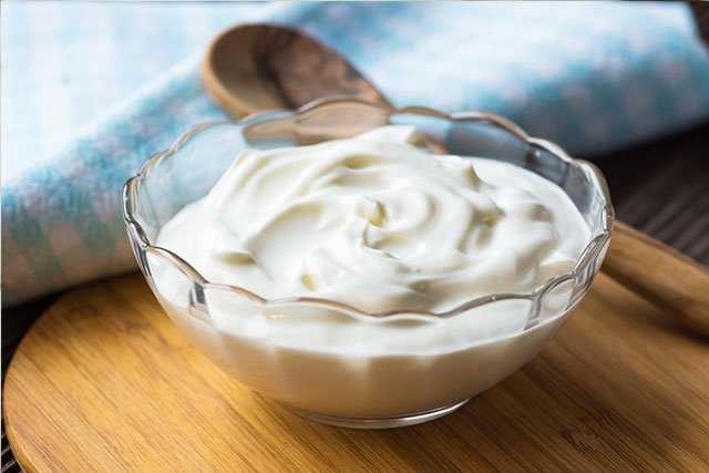 TANS�YONU KONTROL ALTINA TUTAR<p>    Tansiyonunuzu kontrol alt�nda tutmak i�in g�nde birka� bardak s�zme yo�urt yiyebilirsiniz. 1 bardak ya�s�z s�zme yo�urtta 240 mg potasyum bulunur. Potasyum damarlar� rahatlatarak s�k��may� �nler. Aksi takdirde tansiyon y�kselir. S�zme yo�urtta bulunan B12 ise k�rm�z� kan h�crelerinin �retilmesine yard�mc� olarak oksijenin kalbe ve b�t�n v�cuda yay�lmas�n� sa�lar.