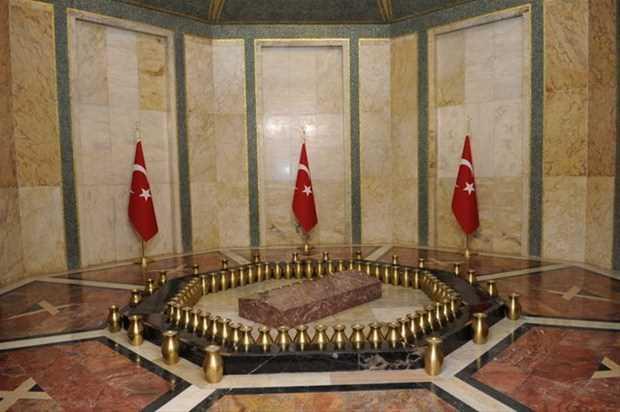 Atat�rk’�n vasiyetiyle mezar�n�n kar��s�na T�rk bayraklar� konuluyor. Mezar Odas�’nda, kap�s�nda ve m�ze koridorlar�nda askerler n�bet tutmuyor.