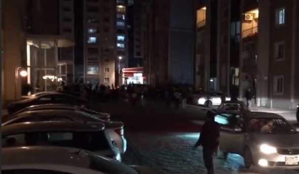 Irak'ta 7,2 b�y�kl���nde deprem meydana geldi. Sars�nt�n�n ard�ndan insanlar panikle soka�a ��kt�.