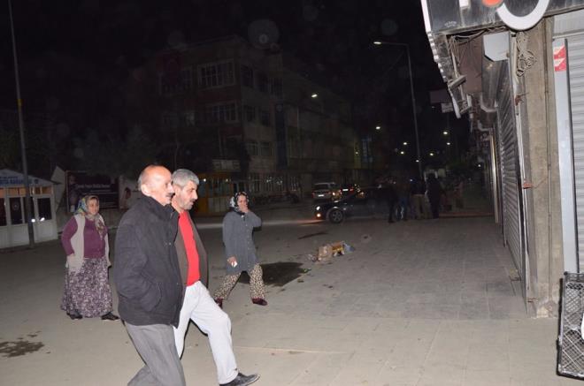 Irak'ta meydana gelen deprem, T�rkiye'nin Do�u ve G�neydo�u illerinden de �iddetle hissedildi. Bir�ok b�lgede vatanda�lar sars�nt� ile sokaklara ��karken, depremin T�rkiye s�n�rlar�nda y�k�ma yola��p a�mad��� konusunda �al��malar ba�lat�ld�.