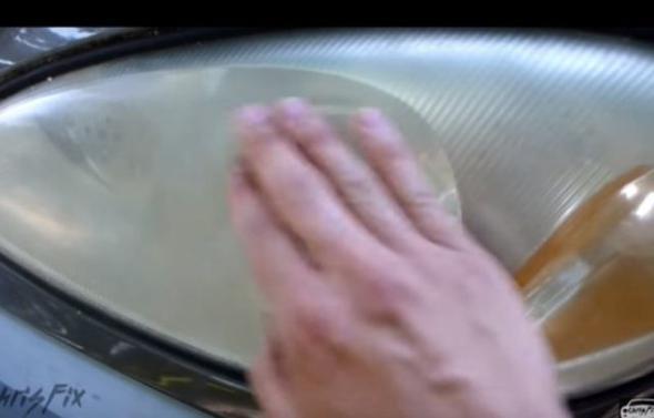 Otomobil farlarnzda solma meydana geliyorsa di macunu kullanarak bu sorunu zebilirsiniz. lk nce farlar biraz slatyoruz.....