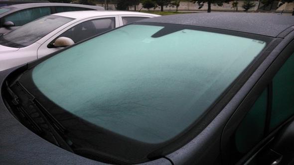 nce aracn buulanan camn iyice temizlemeniz gerekiyor; ardndan camn nemini aldktan sonra da tra kpn cama skn; bez ile birlikte de iyiye etrafa yayn.