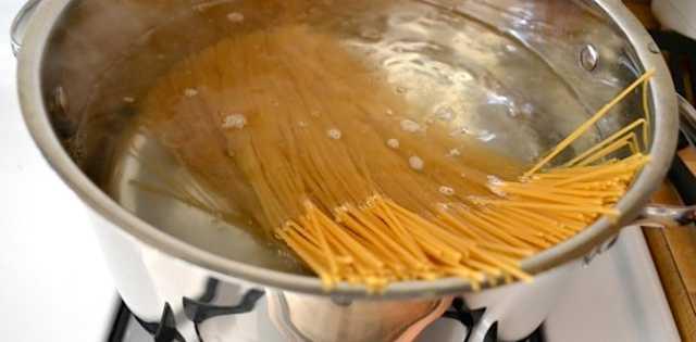 Makarna halama suyuna ya koymayn, tuz yeterlidir. Szdkten sonra da sakn ykamayn. zerindeki niasta moleklleri sosun makarnanza yapmasn kolaylatracaktr.