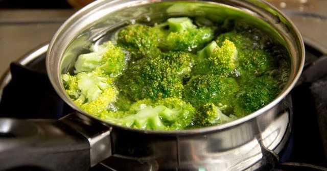 Brlce, brokoli gibi yeil sebzeleri, iyice yumuayana kadar halamayn. Onun yerine buharda hafife piirin. Bylece hem gevrekliklerini hem de renklerini kaybetmezler.