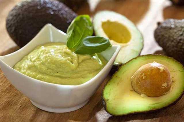 Avokadonun ekirdeini avokado sosunun iinde tutmak, sosun mrn azaltmaz. Sosunuzun mrn uzatmak istiyorsanz, iine biraz limon suyu ekleyip hava almayan bir kapta saklamalsnz.