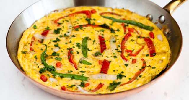 Omlet yaparken iindeki malzemeleri yumurtayla kartrmadan nce ayr bir tavada piirin. Bylece peynir, sebze, et gibi malzemelerin suyunu iyice buharlatrm ve omletinizi akkanlktan kurtarm olursunuz.