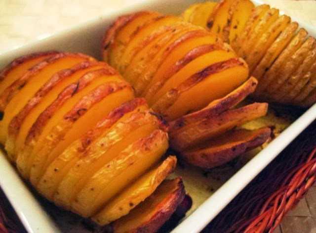 Tatl patateslerinizi normal frnda piirmek varken mikrodalgaya atmayn. nk kabuklarn soymadan frna attnzda, patatesin iindeki doal ekerlerin karamelize olmasn salarsnz. Ne tuza, ne karabibere, ne yaa ne de kremaya ihtiyacnz olur. D tr, ii yumuak ve tatl patatesler elde edersiniz.