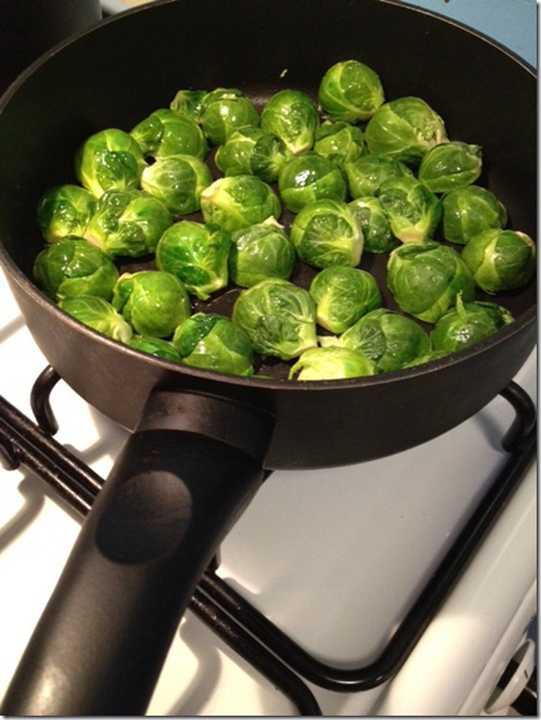 Brksel lahanasn halamayn, soteleyin. Halanm Brksel lahanasnn kokusu kar ve dokusu yap yap olur. Onun yerine lahanalarnz ortadan ikiye blp zeytinya ve sarmsakla soteleyin.