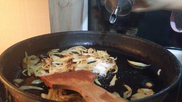 Bir eyleri karamelize olana kadar soteleyecekseniz, tavanzn yeterince geni olmasna dikkat edin. Eer her eyin st ste yld bir tava ya da tencere kullanyorsanz, hayalinizdeki karamelizasyona asla ulaamazsnz.