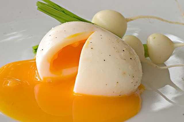 Yumurtalarnz asla mikrodalgada piirmeyin. Lastik gibi bir ey elde edersiniz.