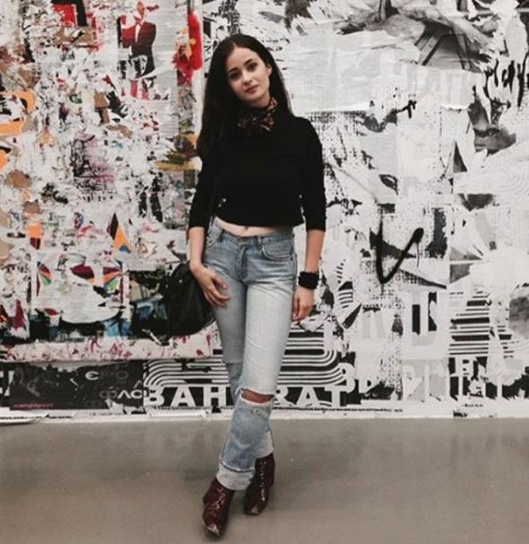 Ayn zamanda Cem zer'in senarist ei Pnar Dura'nn da akrabas olan 18 yandaki Su Dura, Marmara niversitesi Gzel Sanatlar'da renim gryor.